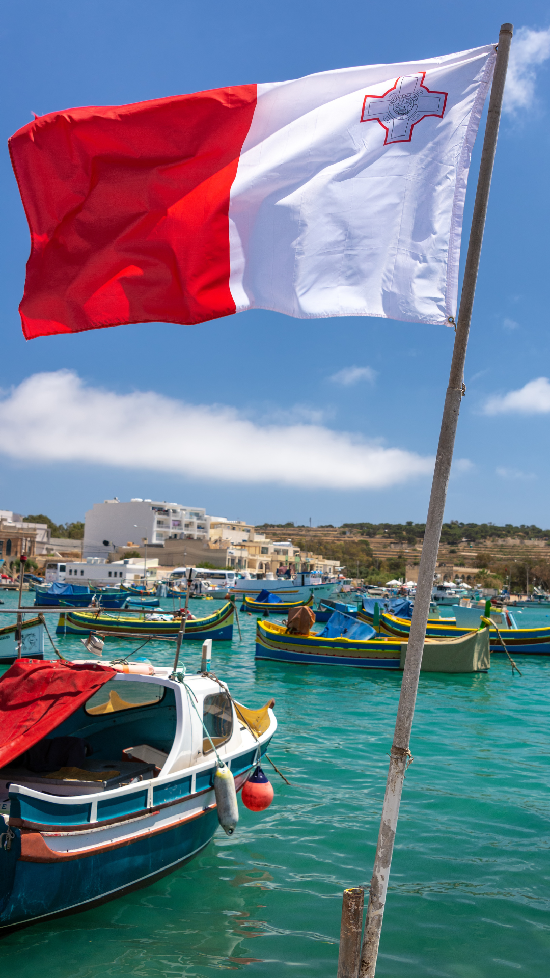https://www.sprachcaffe.co.uk/fileadmin/Redaktion/images/Bilder_f%C3%BCr_Magazintexte/Malta_flag.png